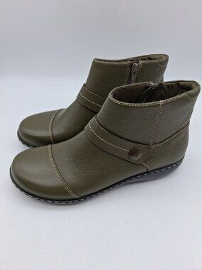 NEW Clarks Ashland Pine Olive Green Ankle Boots Comfort Size 6.5M Side Zip